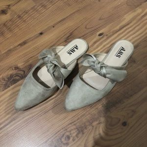 NEW Taupe Bow Slide Mules Sz 6
